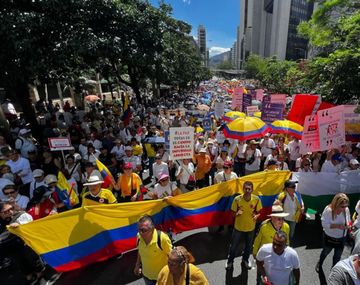 Colombia: masivas manifestaciones contra las reformas impulsadas por Gustavo Petro