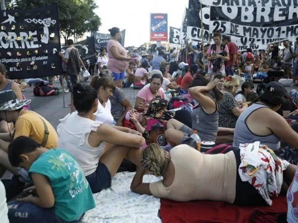 Piqueteros mantienen el acampe en la 9 de Julio: amenazan con quedarse hasta el miércoles