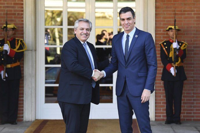 El presidente español Pedro Sánchez llega al país para reunirse con Alberto Fernández