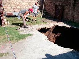 Impresionante: cayó en un cráter de 10 metros cuando desarmaba la pileta