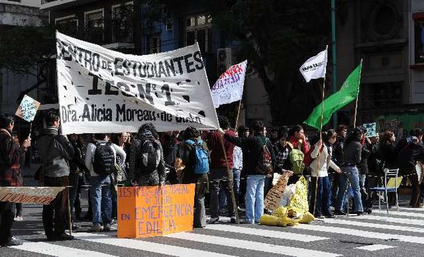 Protesta de estudiantes por la validez de sus títulos terciarios
