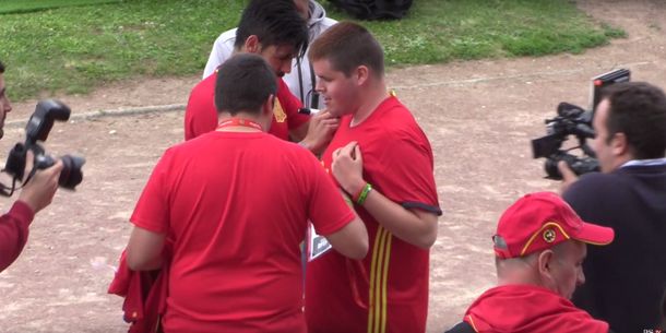 Una estrella de España le regaló una camiseta a un ciego: mirá la reacción del chico