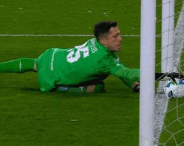 El VAR salvó a Racing tras el error de Facundo Cambeses: evitó el gol de Vélez por apenas un centímetro