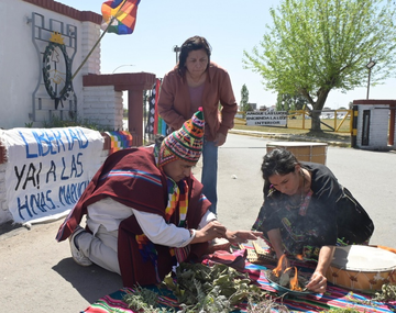 Detenidas en Villa Mascardi son trasladadas a Bariloche