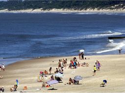 Entre octubre y diciembre del año pasado, ingresaron 899.000 personas por turismo al Uruguay y los ingresos de divisas por ese sector totalizaron 451 millones de dólares. Entre octubre y diciembre del año pasado, ingresaron 899.000 personas por turismo al Uruguay y los ingresos de divisas por ese sector totalizaron 451 millones de dólares.