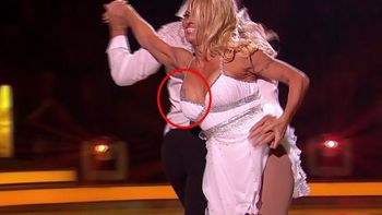 ella se quedo afuera en mas de un sentido ella se quedo afuera en mas de un sentido