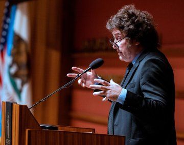 El presidente Javier Milei durante su presentación en la Universidad de Stanford, Estados Unidos