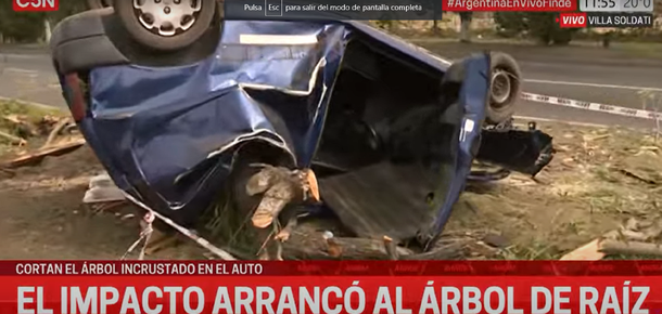 Tremendo choque en Villa Soldati: atravesó un árbol y salió ileso