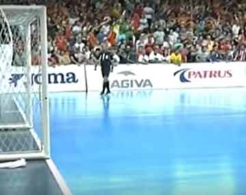 VIDEO: El brasilero Falcao se olvidó de los goles y escupió a hinchas