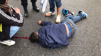 Intentó robar un celular y escapar, pero lo chocó un taxista Intentó robar un celular y escapar, pero lo chocó un taxista