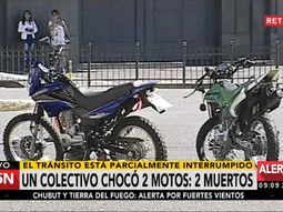 Choque en retiro entre dos motos y un colectivo de la línea 100 Choque en retiro entre dos motos y un colectivo de la línea 100