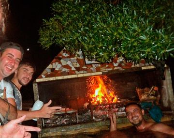 Un grupo de amigos hizo un asado bajo el agua en La Emilia