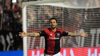 El delantero le rompió el arco a Batalla y festejó El delantero le rompió el arco a Batalla y festejó