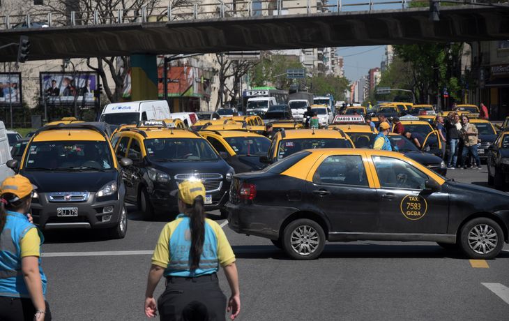 Taxistas vuelven a cortar el tránsito en protesta contra las apps de transporte