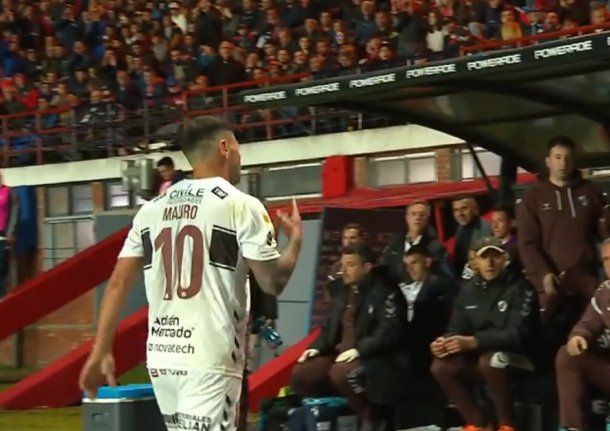 Mauro Zárate, a los insultos y gestos con los hinchas de San Lorenzo