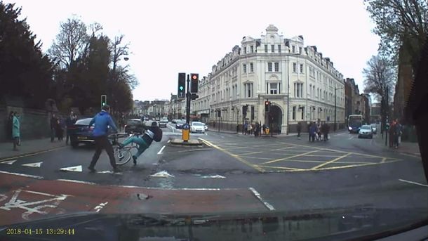 Un peatón tacleó al ladrón y lo tiró de su bicicleta; la policía lo atrapó