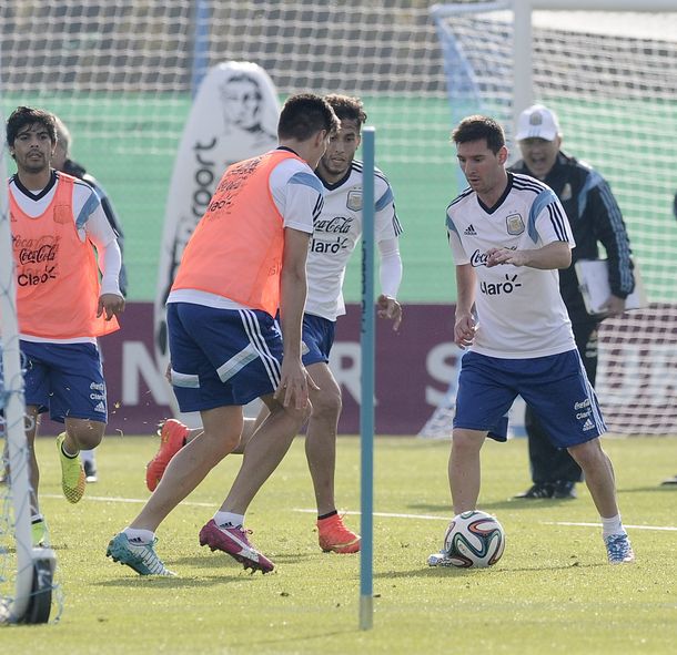 A 18 días del debut con Bosnia, Sabella probó al equipo titular: Maxi Rodríguez por Di María