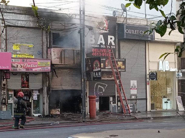 Incendio en Flores destruyó un local de venta de ropa