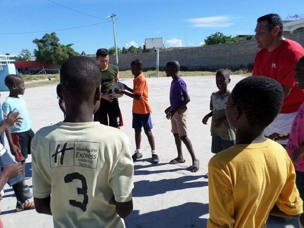 Los Cascos Azules argentinos formaron una escuela de rugby en Haití