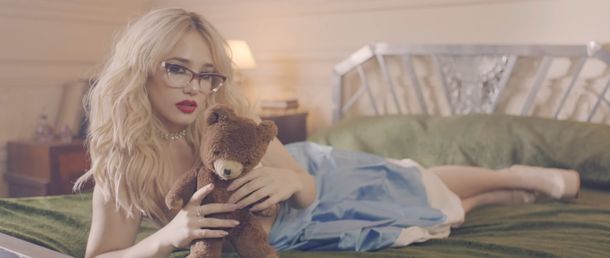 La vida rosa es el primer videoclip de Ángela