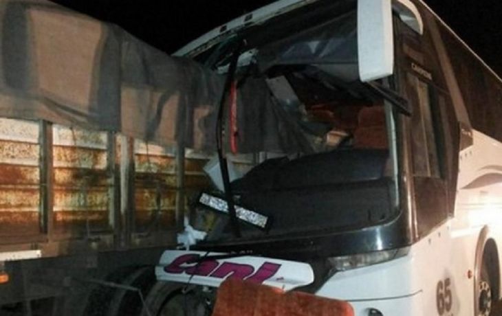 Micro se tragó un camión: todos heridos
