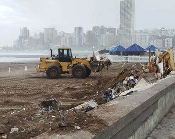 Los efectivos tiraron abajo los puestos con topadoras durante la madrugada.