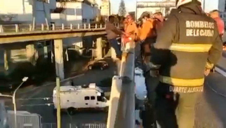 El video del dramático rescate de un hombre que amenazaba con arrojarse desde la autopista 25 de Mayo