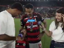 el hijo de danilo, heroe de flamengo, revelo que es hincha de fluminense en pleno festejo el hijo de danilo, heroe de flamengo, revelo que es hincha de fluminense en pleno festejo
