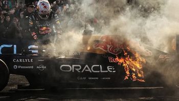 impactante incendio del auto de un ex formula 1 en una exhibicion en san francisco impactante incendio del auto de un ex formula 1 en una exhibicion en san francisco