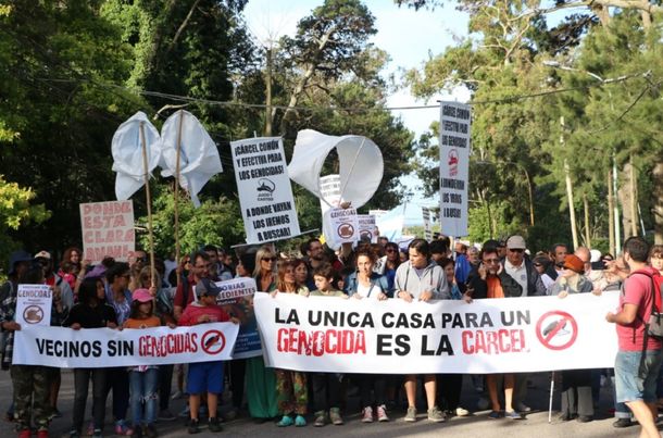 Escrache a Etchecolatz en el bosque Perlata Ramos - Crédito: @FerRaverta