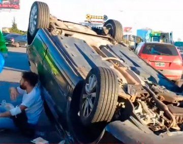 Caos en Panamericana por un choque y vuelco: hay un herido
