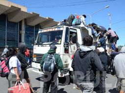 Ayuda a los asistentes al recital del Indio Solari en Olavarría - Crédito: El Popular