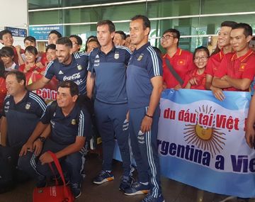 Úbeda posa junto a sus colaboradores tras la bienvenida de los locales