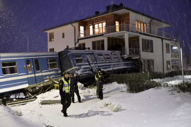Una mujer robó un tren y lo chocó contra un edificio