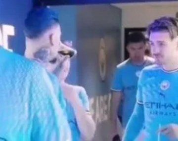 Julián Álvarez les hizo probar fernet a los jugadores del City