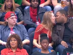 Su novio le niega un beso y ella besa a un desconocido Su novio le niega un beso y ella besa a un desconocido