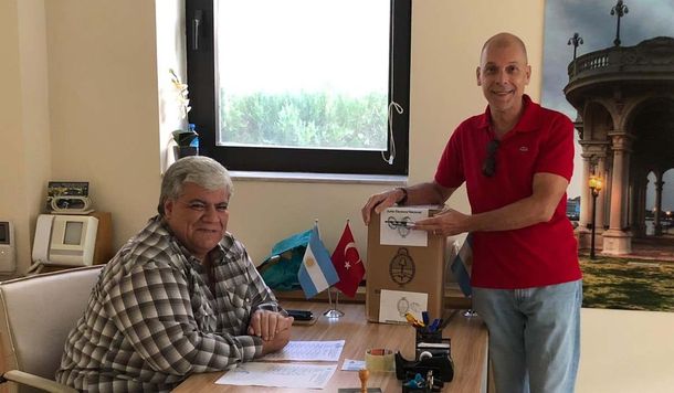 Casi 400 mil argentinos votan en el exterior desde hace 21 horas