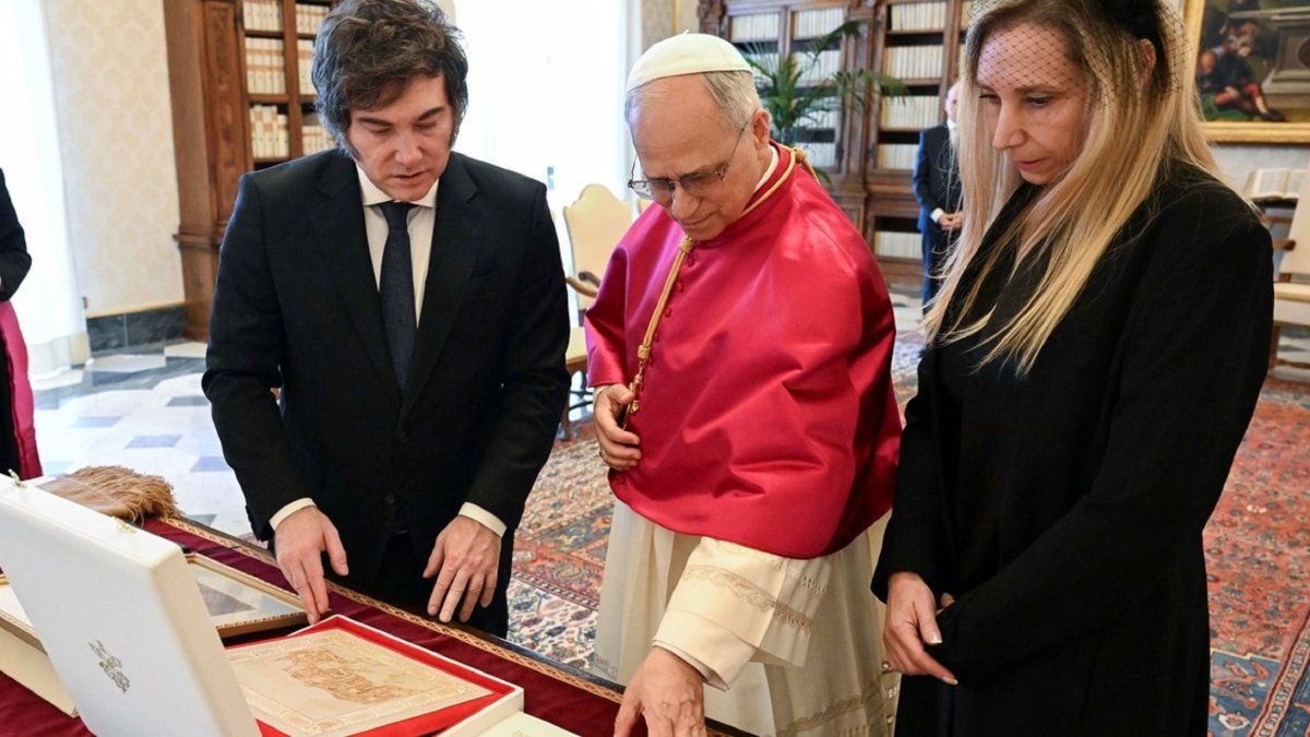 Milei se reúne con el Papa León XIV y confirma visita a Argentina
