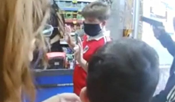 VIDEO: Abren fuego al lado de un nene de 10 años y una mujer con un bebé en brazos