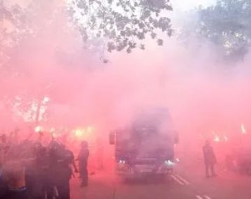 Grave error: hinchas del Barcelona apedrearon su propio micro 