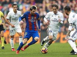 Messi, entre tres rivales Messi, entre tres rivales