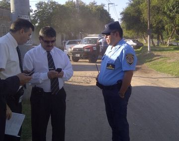 De película: se escapan del patrullero esposados entre sí