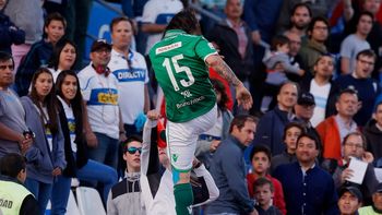 Sebastián Pol fue detenido por la policía de Chile tras agredir a un hincha. Foto: Agencia UNO. Sebastián Pol fue detenido por la policía de Chile tras agredir a un hincha. Foto: Agencia UNO.