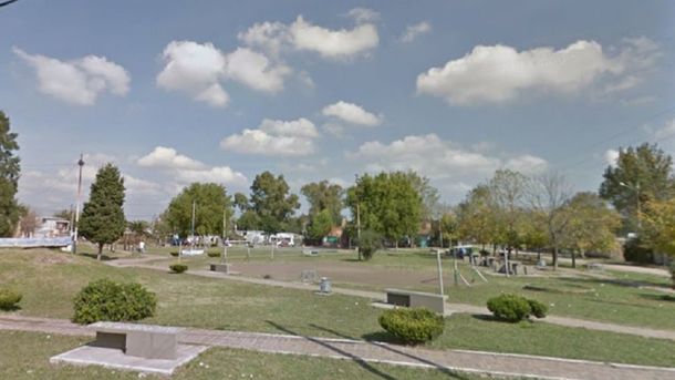 &nbsp;Un adolescente murió electrocutado por tocar un poste de luz cuando jugaba al fútbol en la plaza