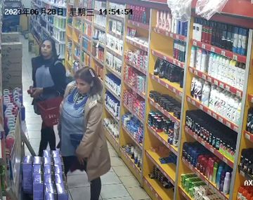 Filman a dos mecheras vestidas de maestras jardineras robando en un supermercado