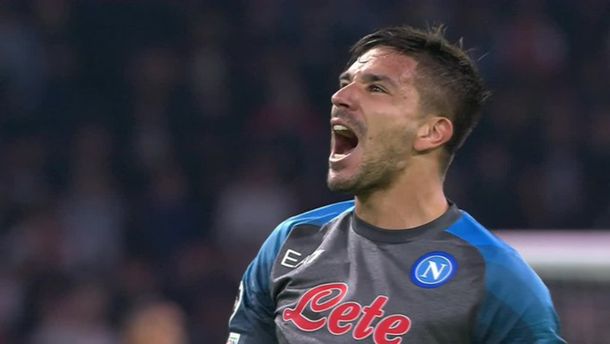 A paso firme: el Napoli, con gol de Simeone, goleó al Ajax y sueña con la clasificación