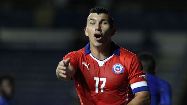 Tras la derrota, Gary Medel publicó un violento mensaje en Twitter, pero la familia lo retó y lo borró