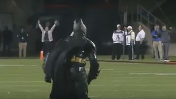 La gente aclamó al superhéroe La gente aclamó al superhéroe