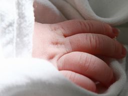 Una beba murió en un parto casero: imputaron a los padres por homicidio