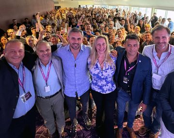 Karina Milei y Martín Menem junto a la mesa partidaria de LLA en Entre Ríos.